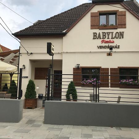 Babylon Pizzeria Vendeghaz Hotel Miskolc Ngoại thất bức ảnh