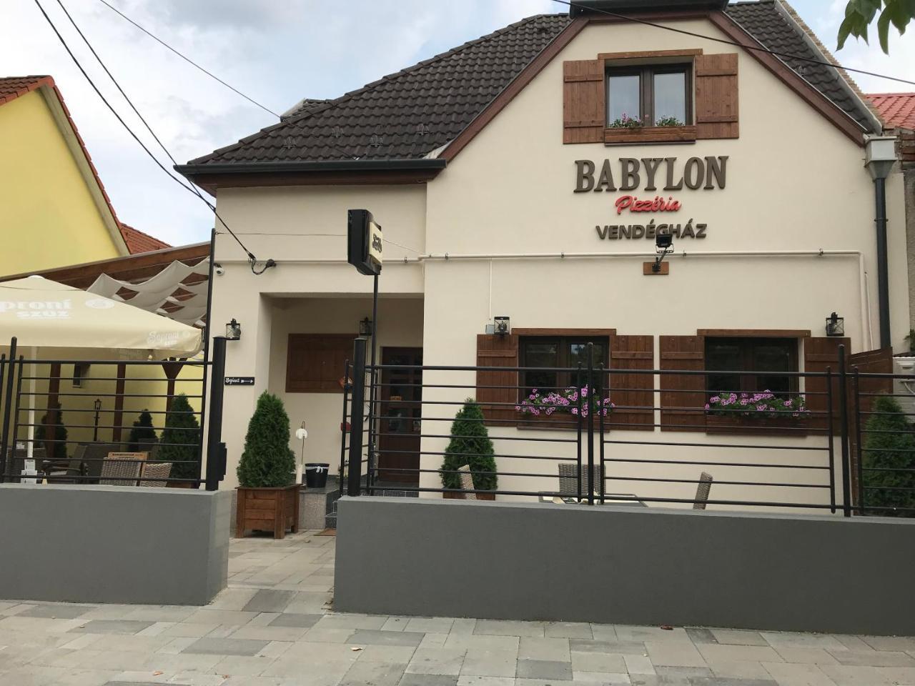 Babylon Pizzeria Vendeghaz Hotel Miskolc Ngoại thất bức ảnh